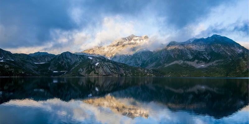 从Cosplay到收藏：动漫周边如何点燃二次元文化的消费热潮