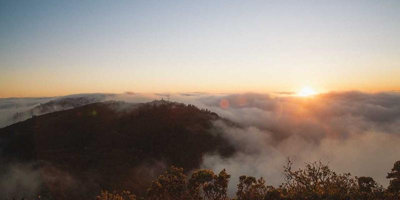 从手办到衣橱：动漫联名款服饰穿搭指南，将二次元穿出高级时尚感
